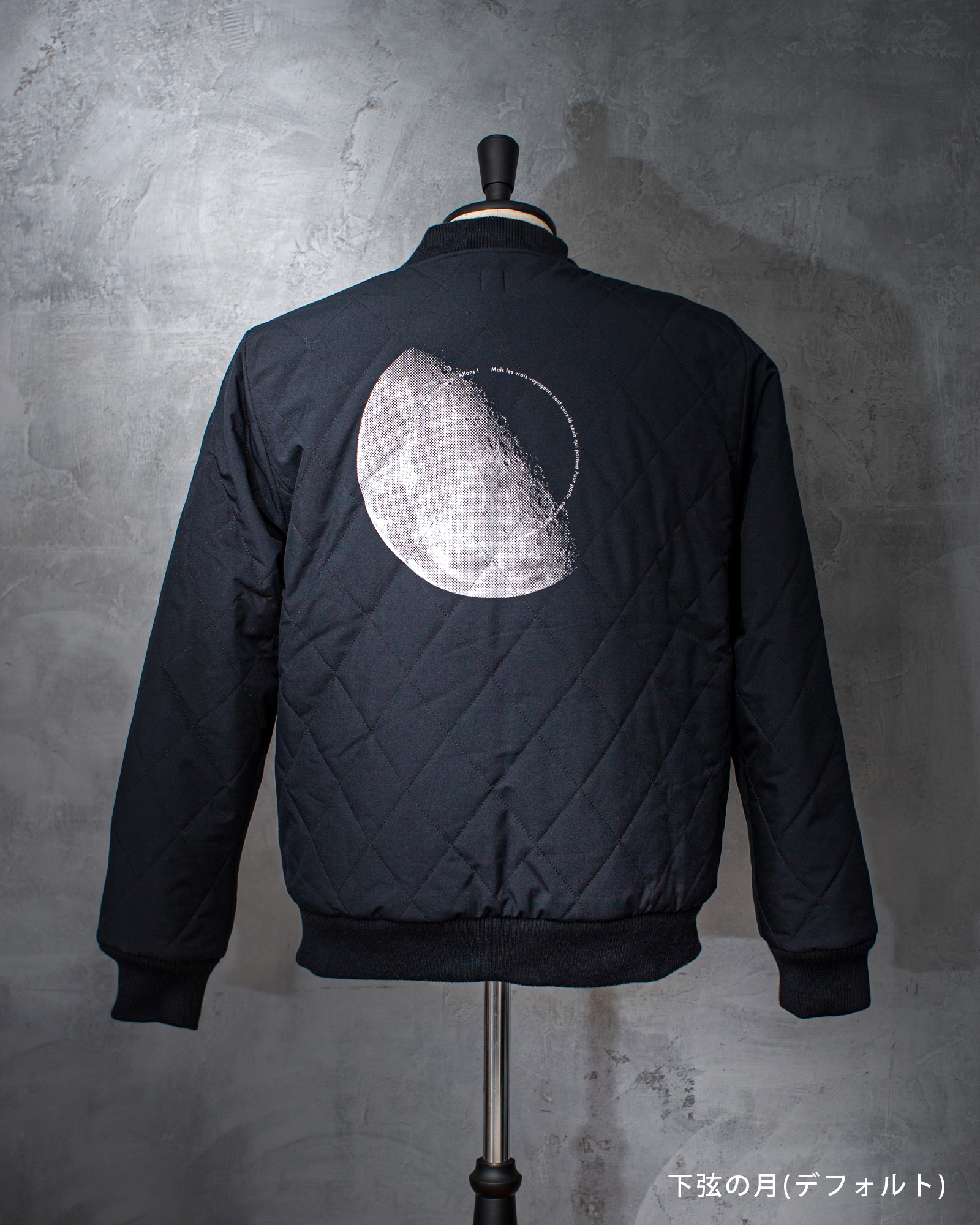 白いTシャツと黒いバイク。